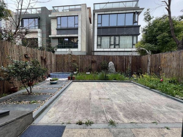 上海青浦赵巷泷湾苑赵巷别墅区 带私家电梯 豪华装修 看房有钥匙出租