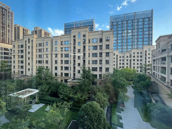 重庆渝北悦来融创国博城缇香榭a区缇香榭a区 4室2厅2卫精装出租 板式