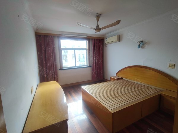 上海青浦朱家角淀湖山庄教苑东大门菜市场旁边 淀湖山庄教苑 精装三房