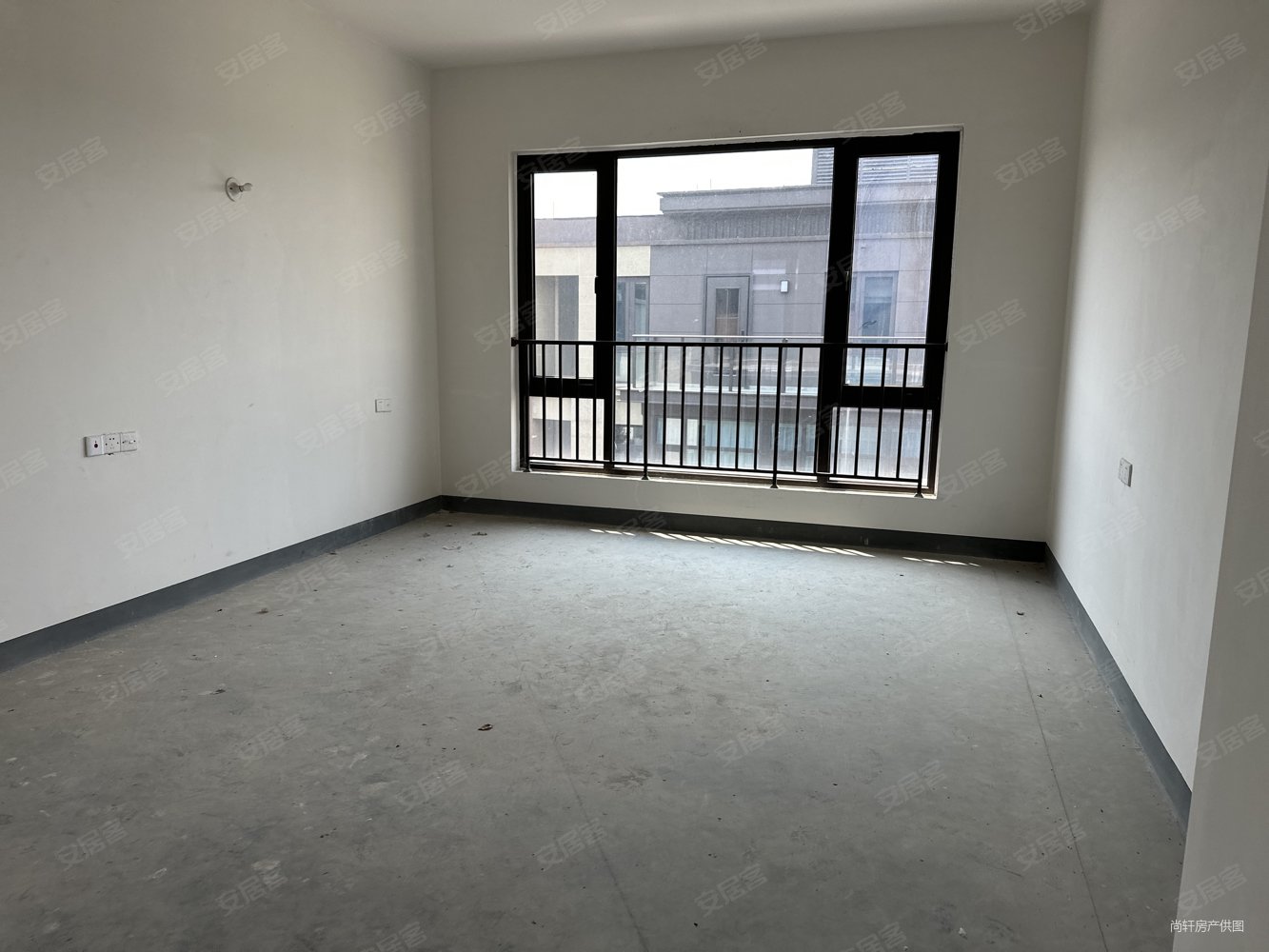 龙茂府排屋630万 带车位2个毛胚急