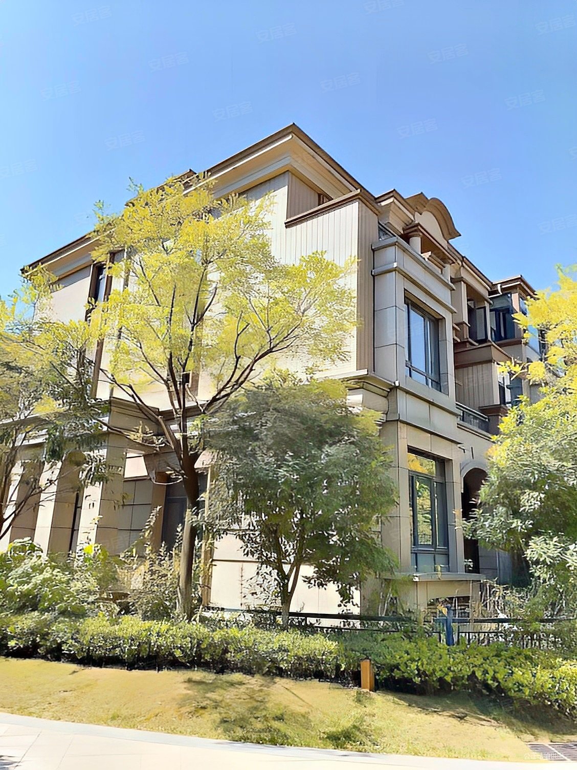 锦业路逸翠园四期联排别墅边户超大花园1201w可看房