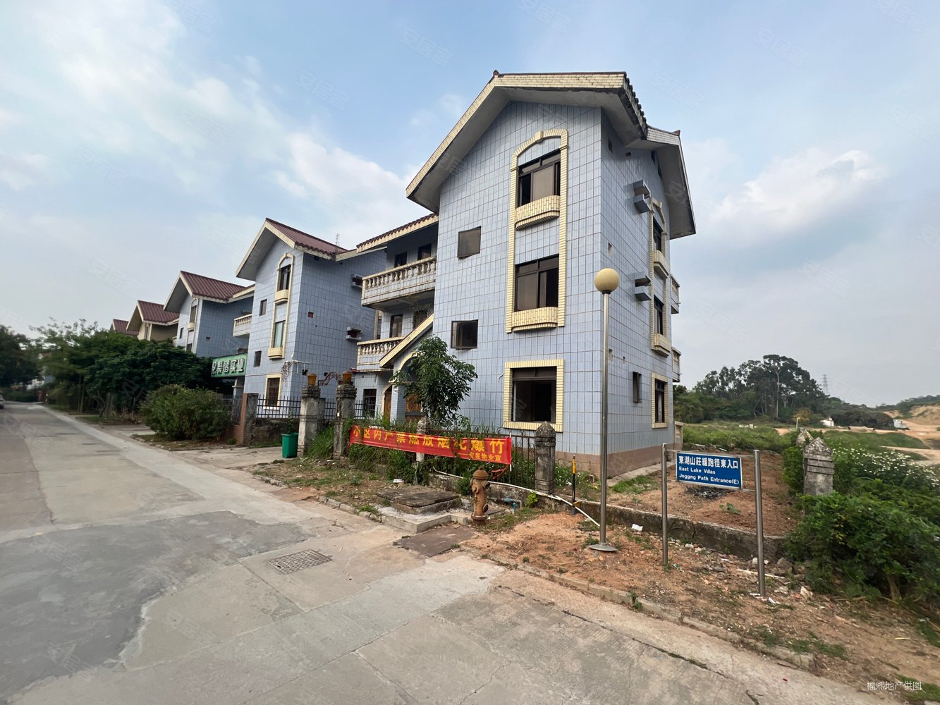 东湖山庄(别墅)6室2厅5卫300㎡南498万