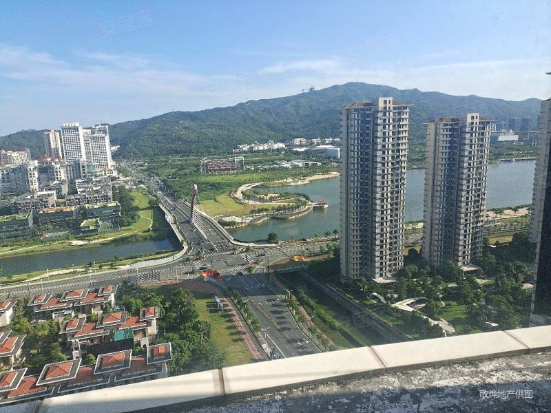 横琴口岸对面华融琴海湾花园小区复式4房2厅560万