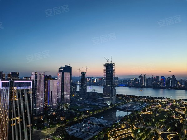 杭州萧山钱江世纪城丽晶国际中心地铁2号线钱江世纪城站,6米层高带大