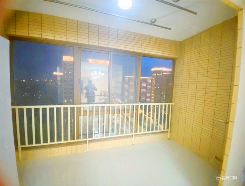 高新路 带电梯 双卫格局 近医院 高楼层视野无遮挡 南北通透