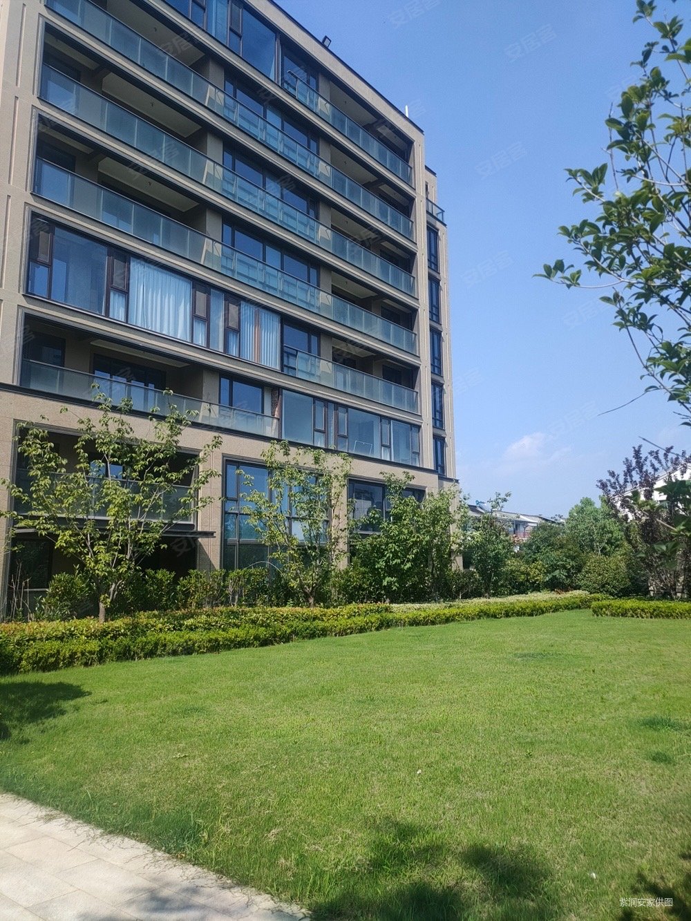 蓝城兰园4室2厅3卫168㎡南245万