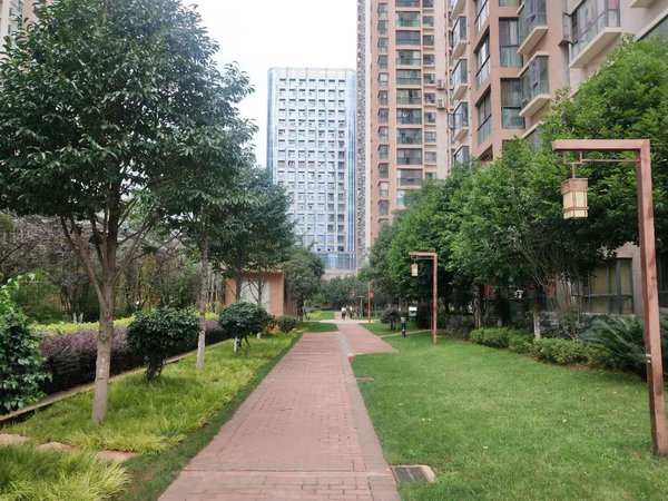 昆明西山大商汇润城2区儿童医院 润城二期 带床沙发 洗衣机 随时入住