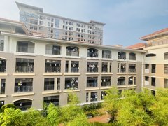 深圳龙岗万科城60平大面积单间带阳台，做员工宿舍房能放三个上下床两个洗手间出租房源真实图片