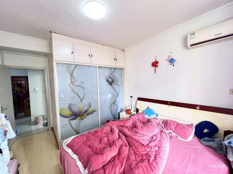 龙岸花园一室一厅简单装修领包入住随时看房可贷款可公积金