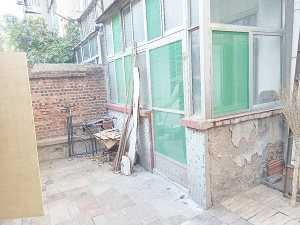 昌邑双合小区1楼带院子厦子,小商品城西,向阳路小学对面,3室1厅,热水