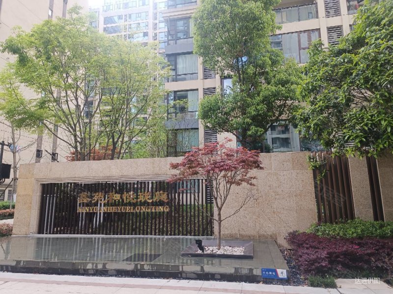 急售新小区地铁口200米鑫苑城精装套三双卫满二无增值税