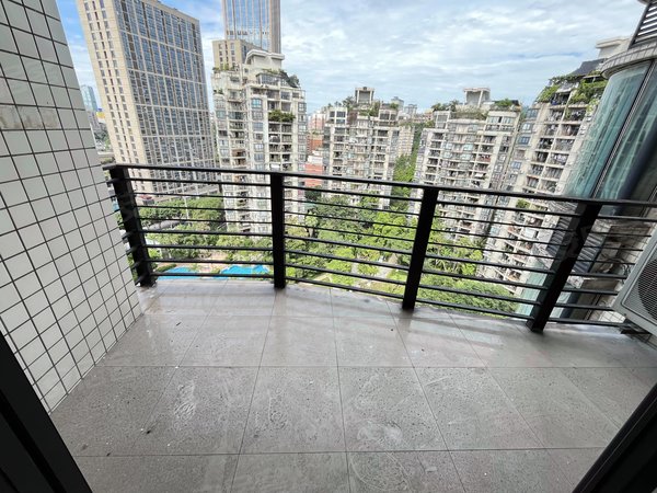 重庆渝北渝北黄泥磅天骄俊园黄泥磅轻轨旁 顶跃带100多平方 私家屋顶