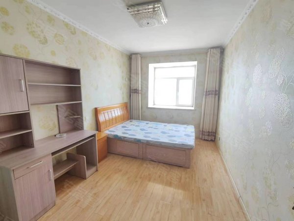 龙海家园d区,精装大两室,家具家电齐全,出门小学,交通方便