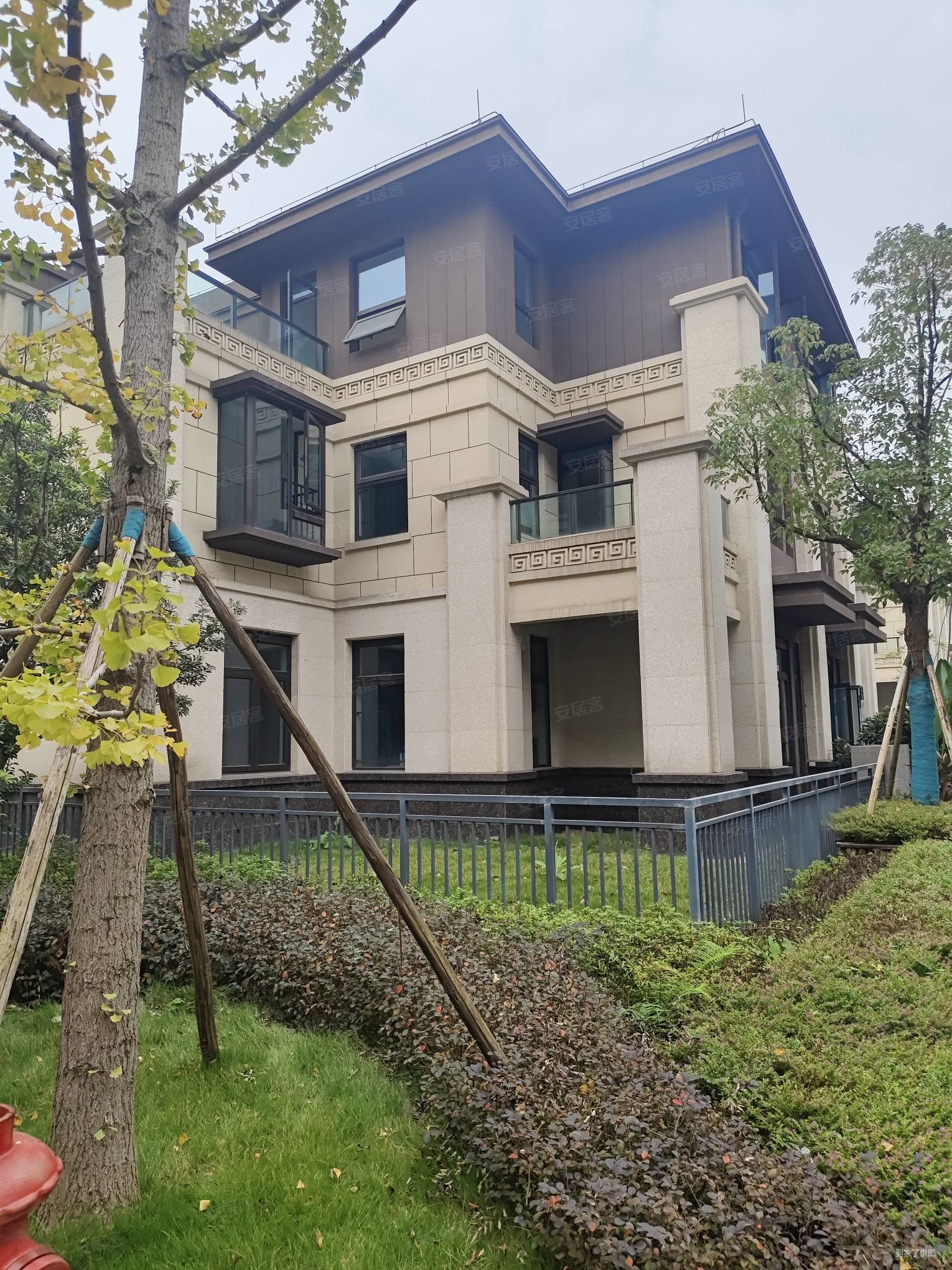 荣盛滨江华府紫麟府(别墅)5室2厅3卫147㎡南北170万