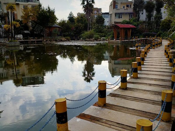 昆明西山滇池度假区滇池卫城蓝溪滇池度假区联排端头别墅 带前后花园