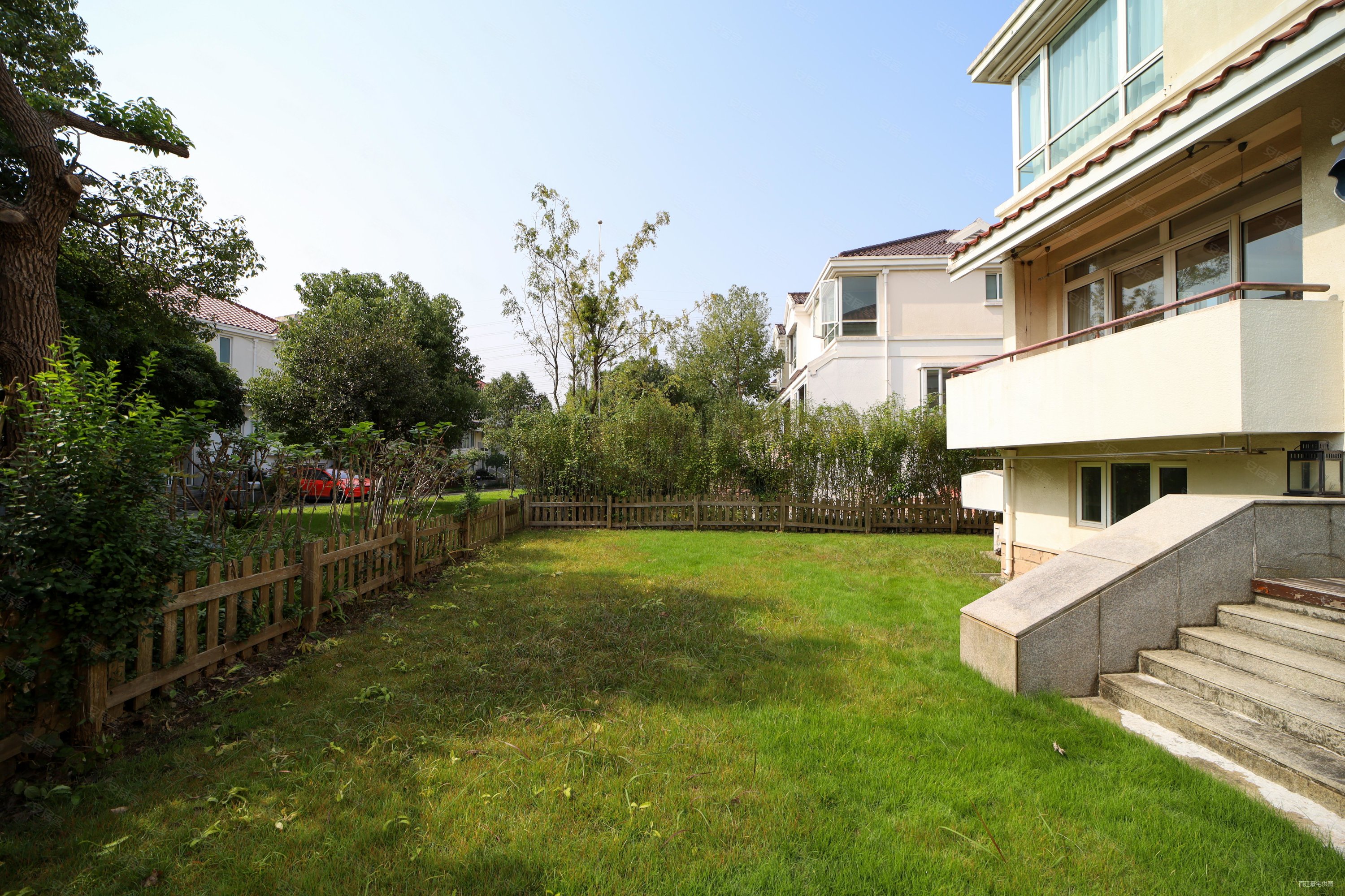 挑空客厅朝南向花园 厨房餐厅带阳台,云间绿大地(别墅)二手房,4200万