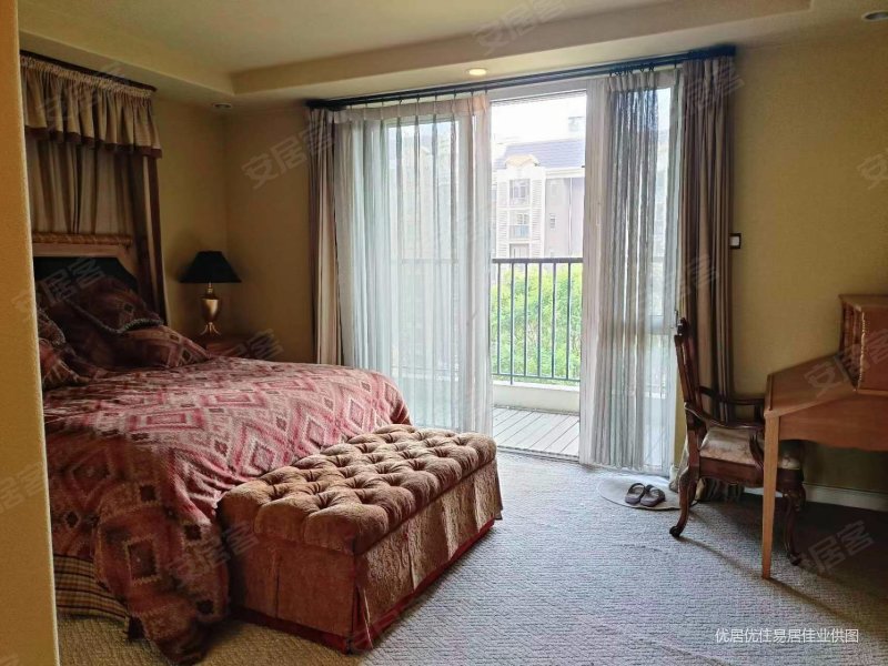 月亮河城堡公寓1室1厅1卫102.21㎡南北520万