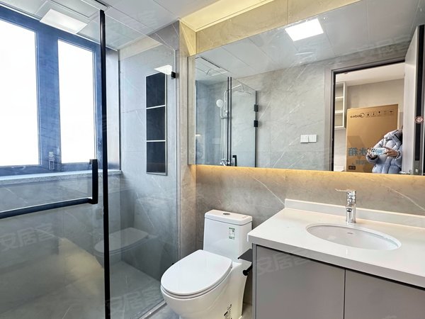 海宁海宁市区硖石江南大道1361号楼银泰商圈浙大旁，实拍朝南1室1厅，单独客厅卧室，双阳台民水电出租房源真实图片