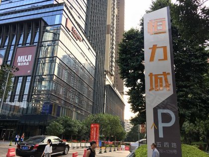 户型恒力城一共是三栋住宅楼一栋写字楼,南楼主打163-185平的大户型