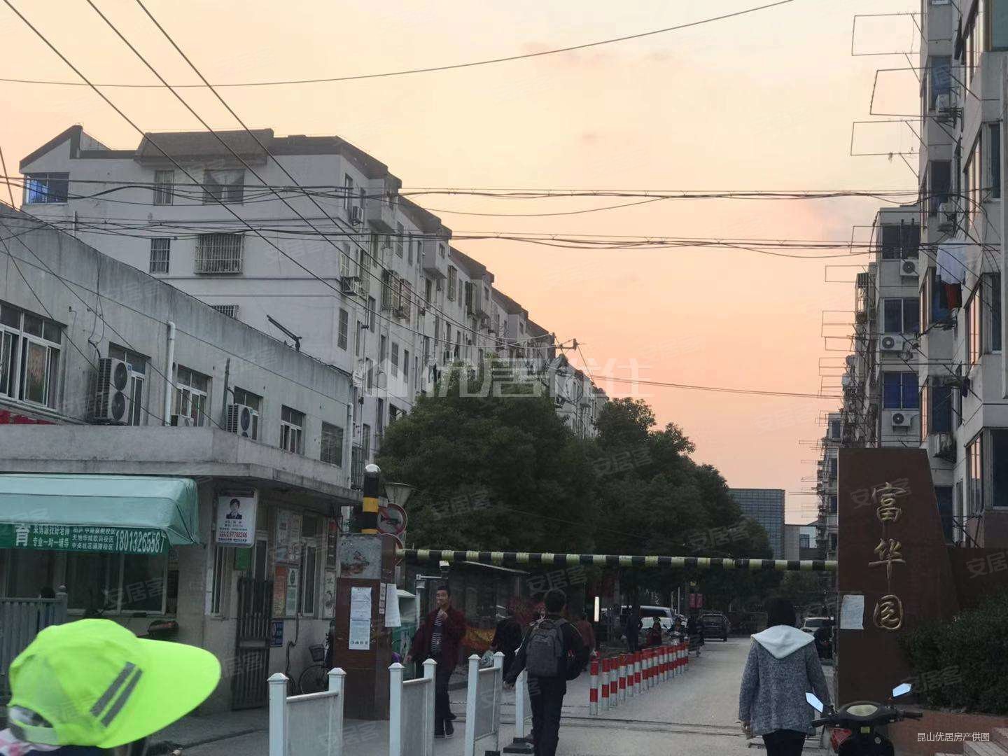 富华园南北通透68平2室简装带车房客厅带窗东急置换