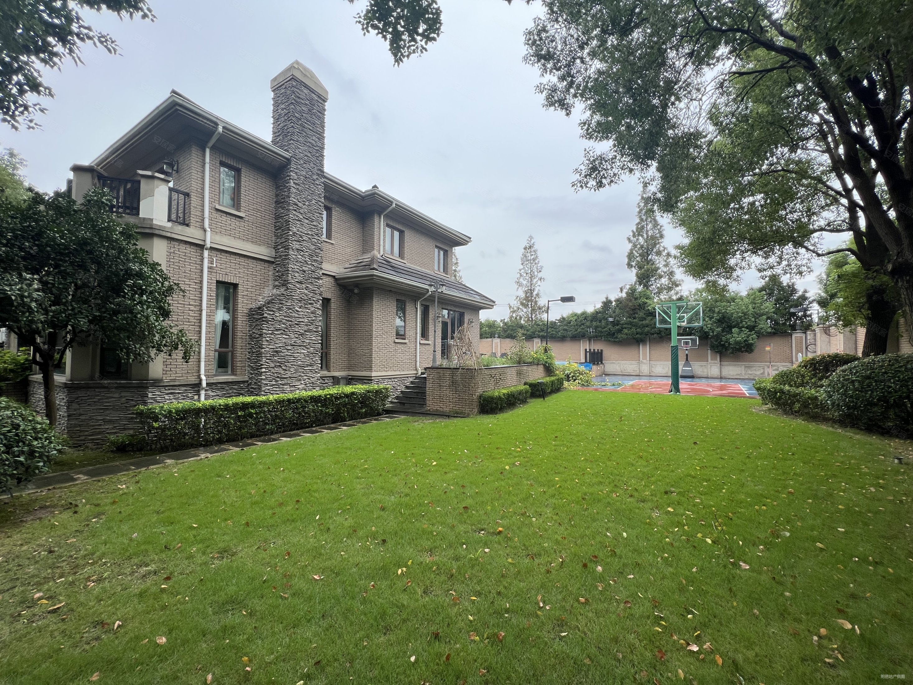 主营万科提香别墅私家大草坪花园带泳池带操场这个花园大