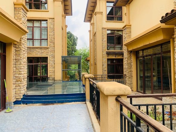 昆明西山滇池度假区滇池卫城滟澜湾(别墅)度假区 高尔夫一线景观独栋