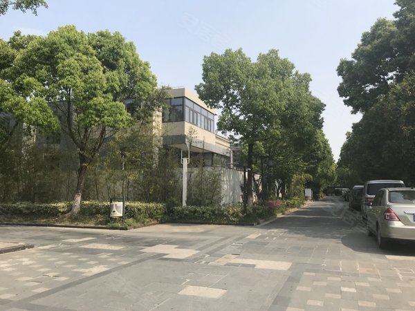 昆山花桥香榭丽大道绿地21城e区(别墅)e区毛坯边套,三层附送地下室,四