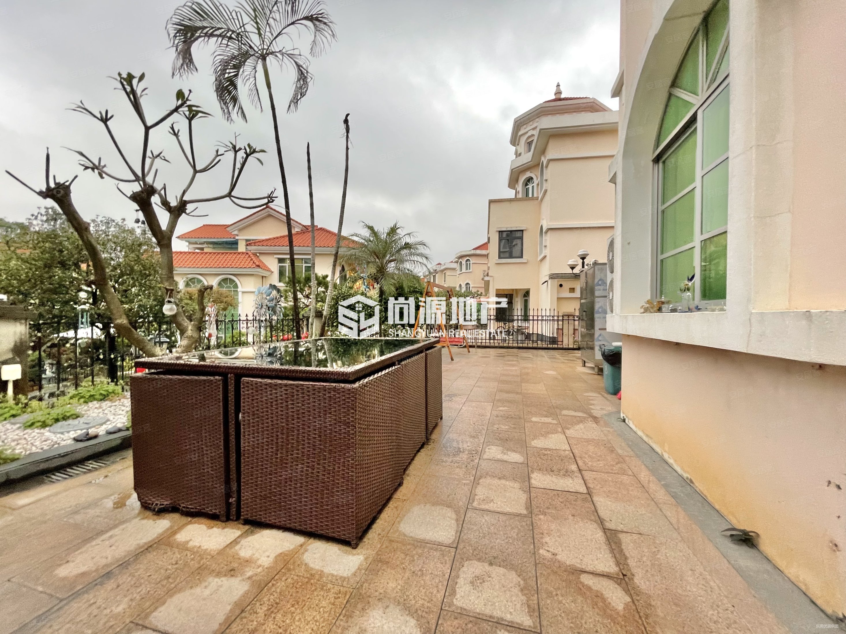 景湖花园(别墅)385.00平3400万6室2厅4卫