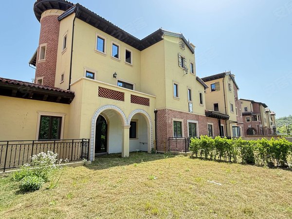 联排托斯卡纳风格 地上3层地下一层