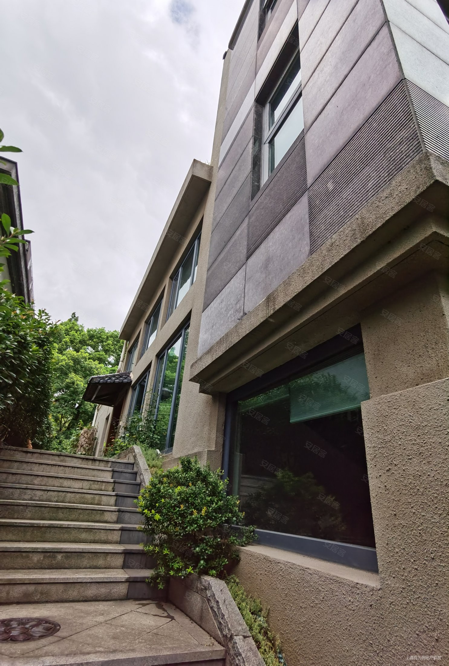 天然居独栋大别墅单价不到十万看房随时后花园是整个植物园