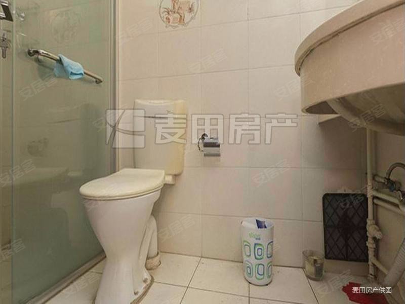 八年同前我买的,价格空间大,十年 一套,次顶层不临街,双卫,华馨公寓