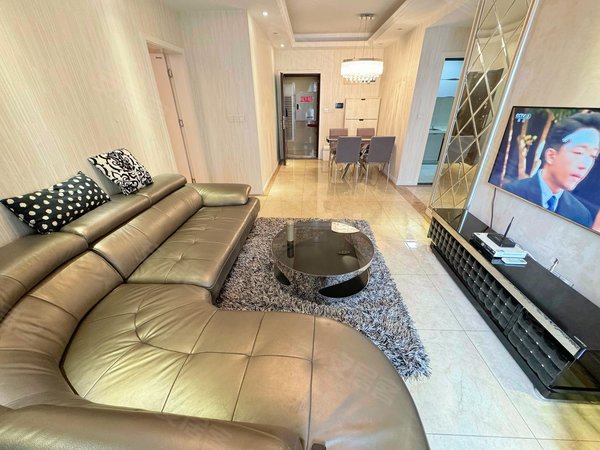 重庆两江新区观音桥半山华府商圈旁边豪装两房 实地很有质感 下楼就可以坐轻轨 随时看房出租房源真实图片