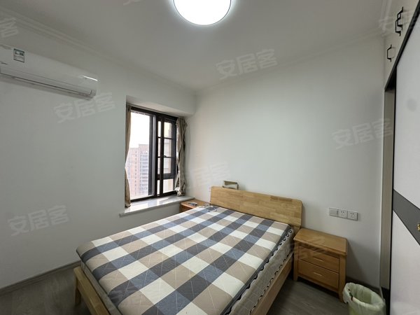 南昌西湖云飞路国贸蓝湾花园华侨城旁 国贸蓝湾精装三房 家具家电齐全 拎包即可 随时看房出租房源真实图片