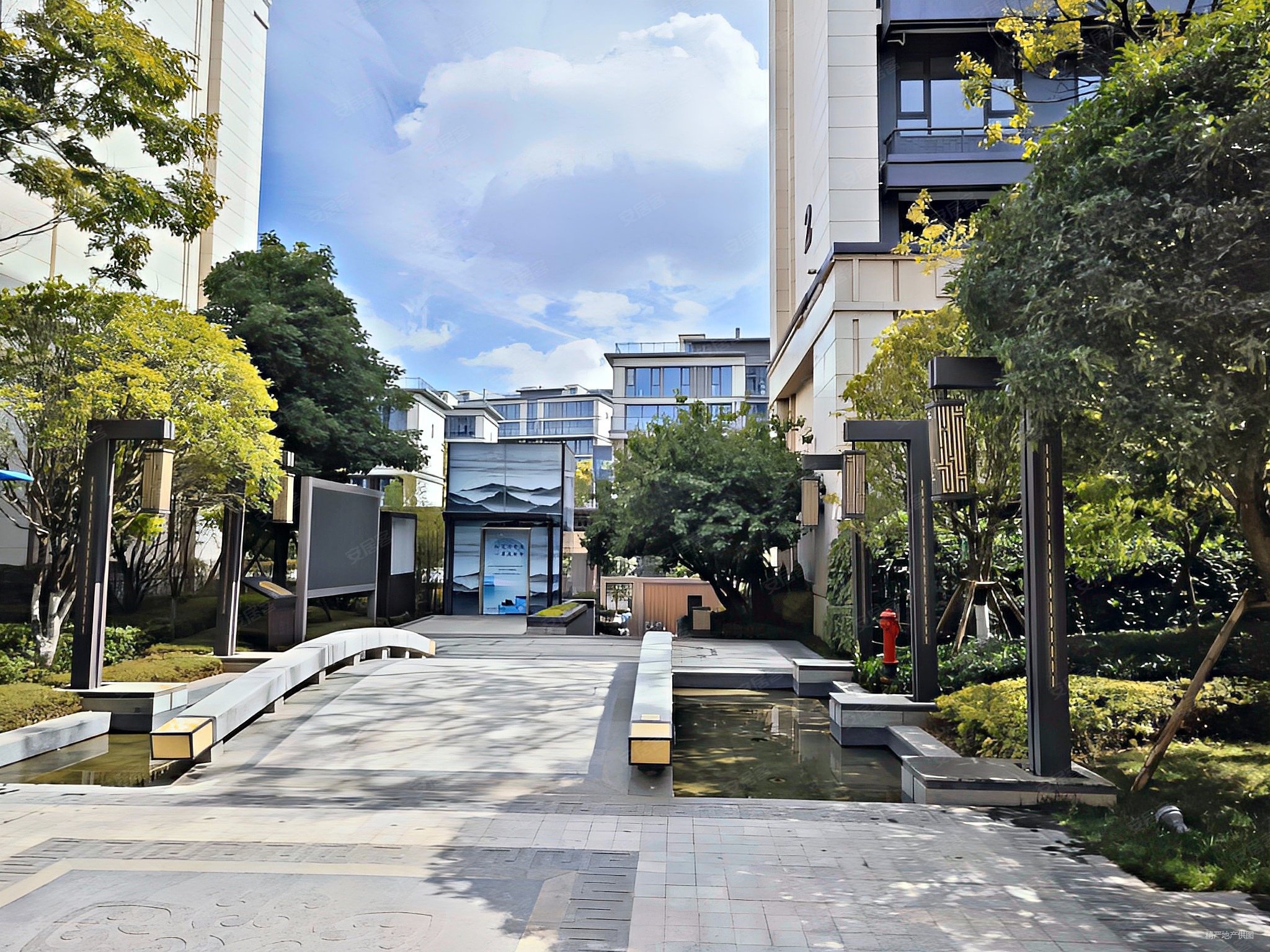 中海云麓九里一期上下四层实得面积300加30平花园