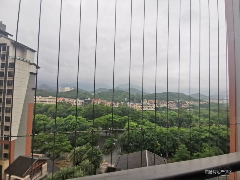 保利中央公馆精装三室两厅两卫中高楼层出售150万