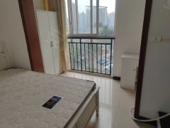 重庆九龙坡巴国城巴国城前门旁带阳台房间，可月租，押一付一，三室一厅一卫出租房源真实图片