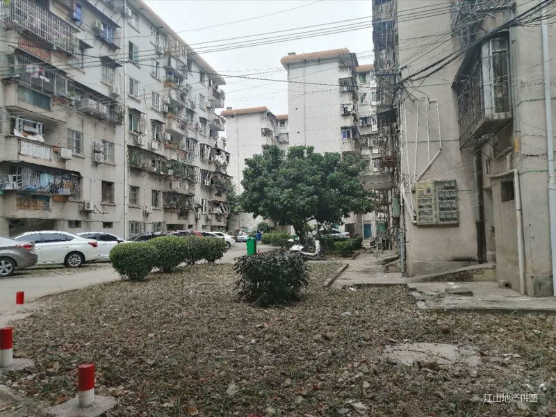 明秀小区大4房中间楼层送杂物房急卖