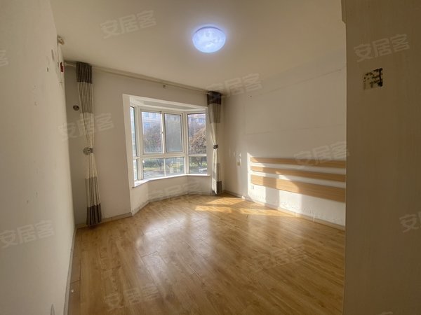 水岸豪庭多层的1楼带俩个车位加储寻找自带家具的租客