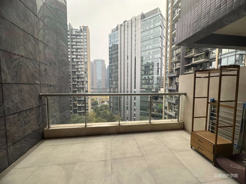 誉峰二期前后中庭安静居家随时可看有两个车位