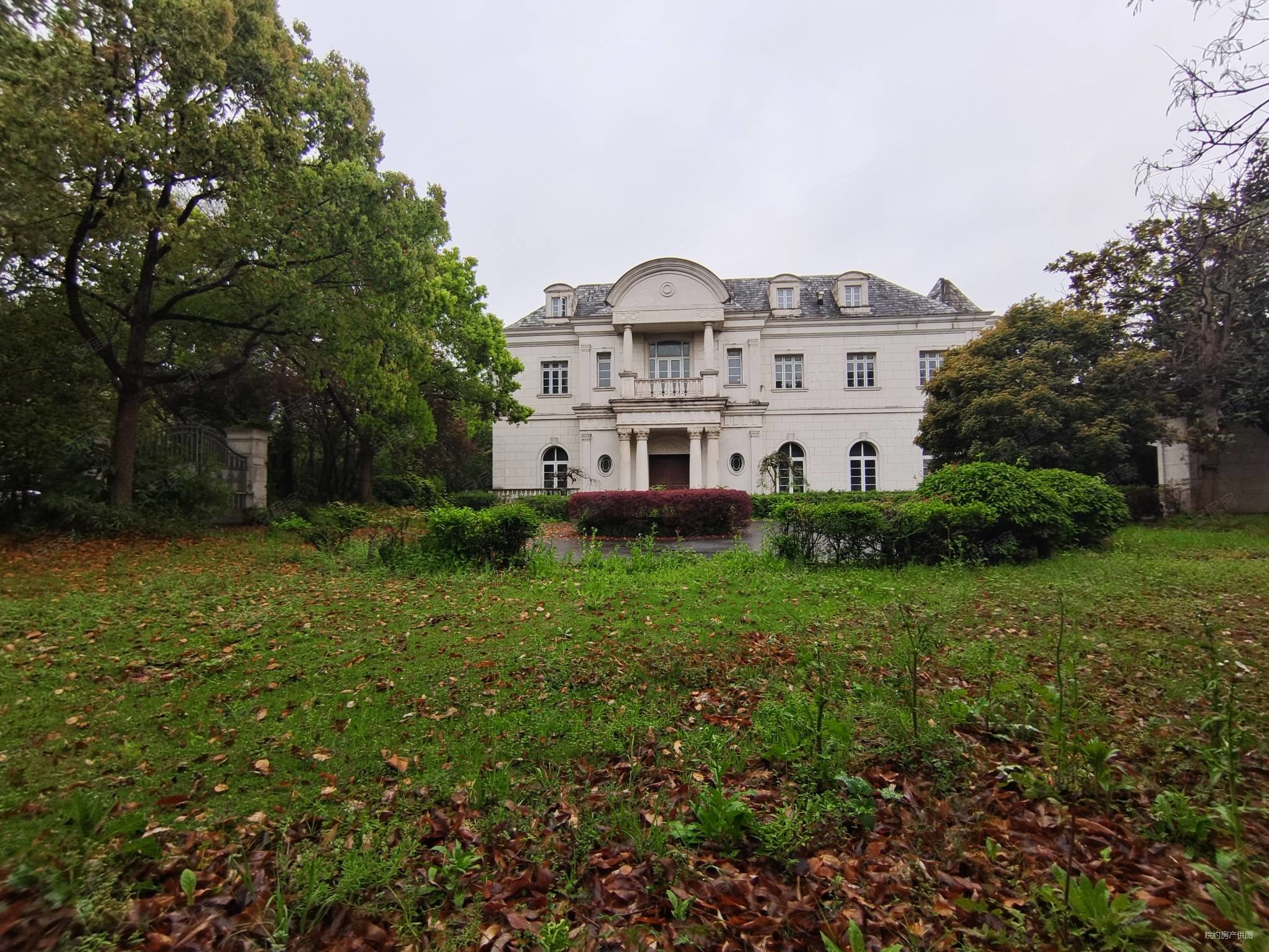 世茂佘山庄园(二期)7室3厅7卫1218㎡南北8500万