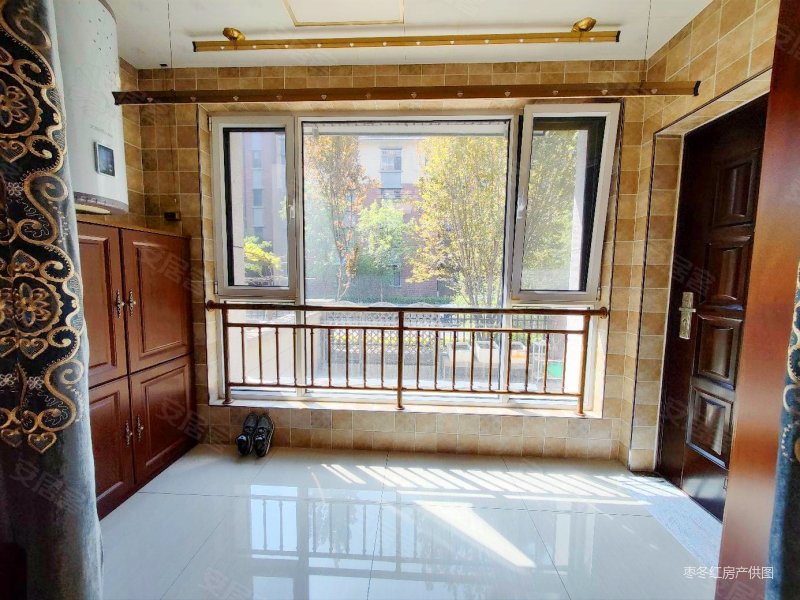 南站旁东润国际洋房一层带院带车位