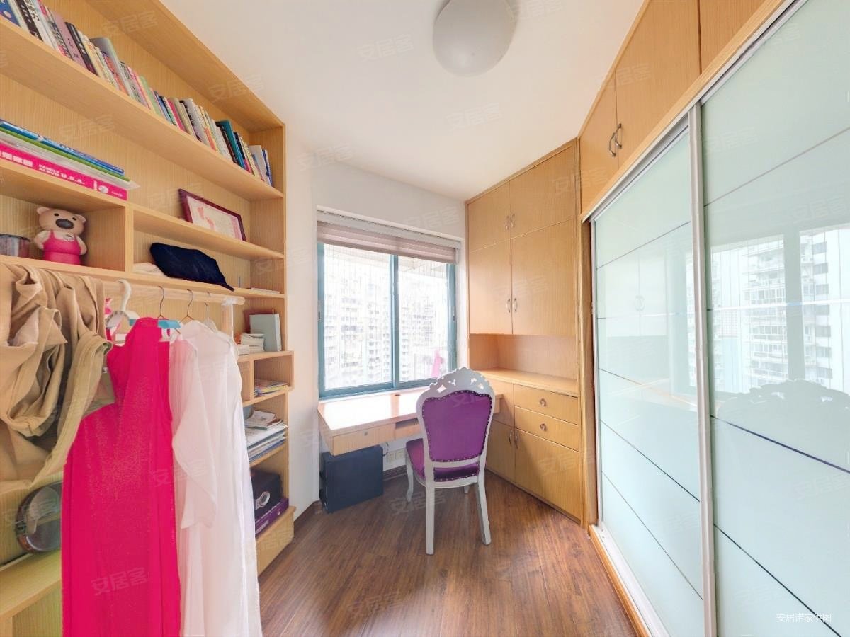 东方巴黎广场 双卫格局 近地铁 小区绿化高 购物方便