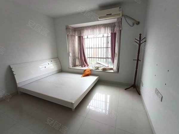 东莞凤岗凤岗中心财富新地花园凤岗沃尔玛旁,精装三房,交通便利出租