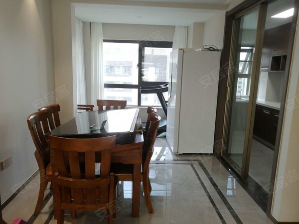 连云港海州万达康颐华府康颐华府 拎包即住 地暖净水都有 安静大三房