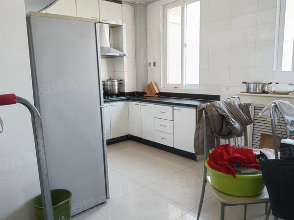 青岛市北北岭依山美郡依山美郡电梯房 全明99平 精装2600议拎包住出租