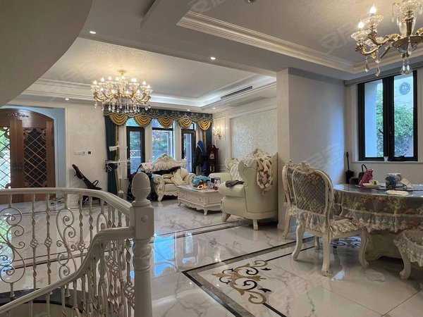 上海宝山罗店正荣国领(别墅)新出联排边套别墅,家里装有电梯,带中央