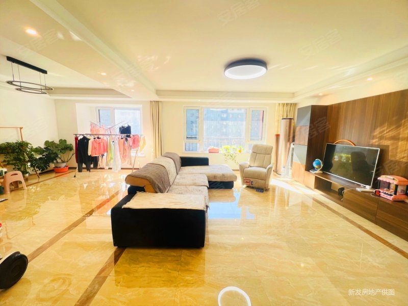 净月电梯洋房万科班芙花园82米开间地板环保无甲醛