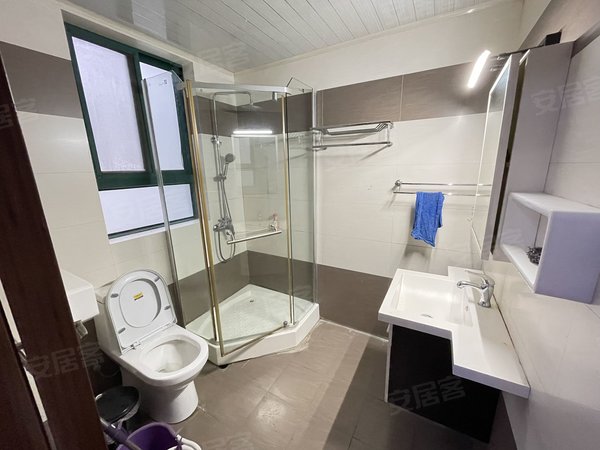 湖州安吉县递铺竹贤山庄竹贤山庄城中心住宅带车位，电梯3楼采光好，大阳台，干净卫生出租房源真实图片