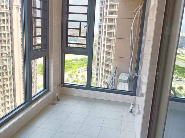 泉州南安水头镇源昌天悦湾中骏旁 精装大3房 全新装修 包物业包车位