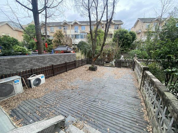 成都天府新区华阳绿水康城天府五街绿水康城,精装套四办公房,可随时